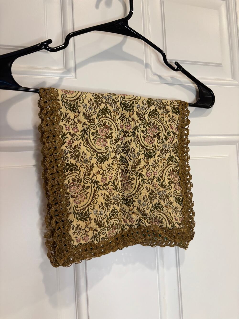 Vintage Table Runner – Timeless & Classic